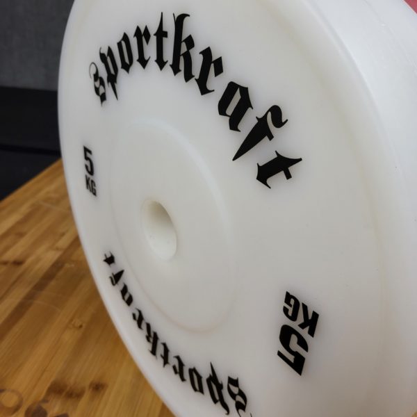 SportKraft tekniikkalevyt 2,5kg punainen ja 5kg valkoinen vierekkäin