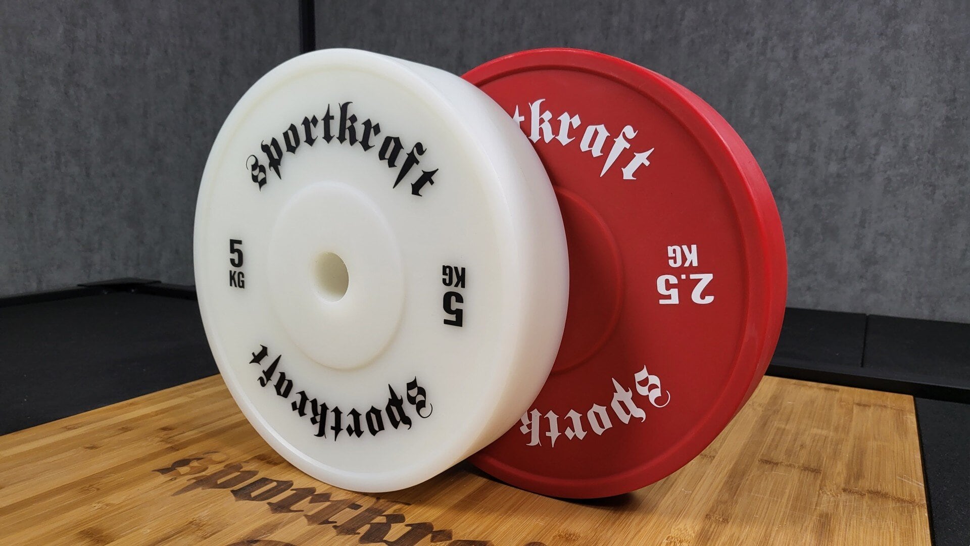 Punainen SportKraft 2,5 kg painonnostolevy voimaharjoitteluun, kestävä ja laadukas kuntosalivaruste.