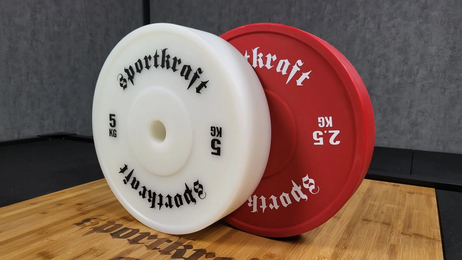 Punainen SportKraft 2,5 kg painonnostolevy voimaharjoitteluun, kestävä ja laadukas kuntosalivaruste.