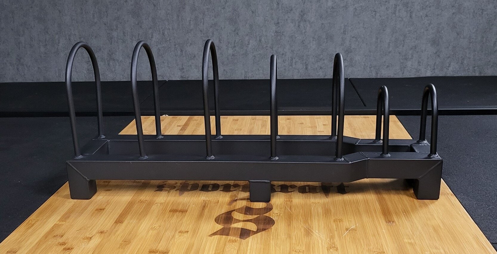 Mustasta metallista valmistettu SportKraft levypainoteline, kuusi paikkaa painolevyille kuntosalille.