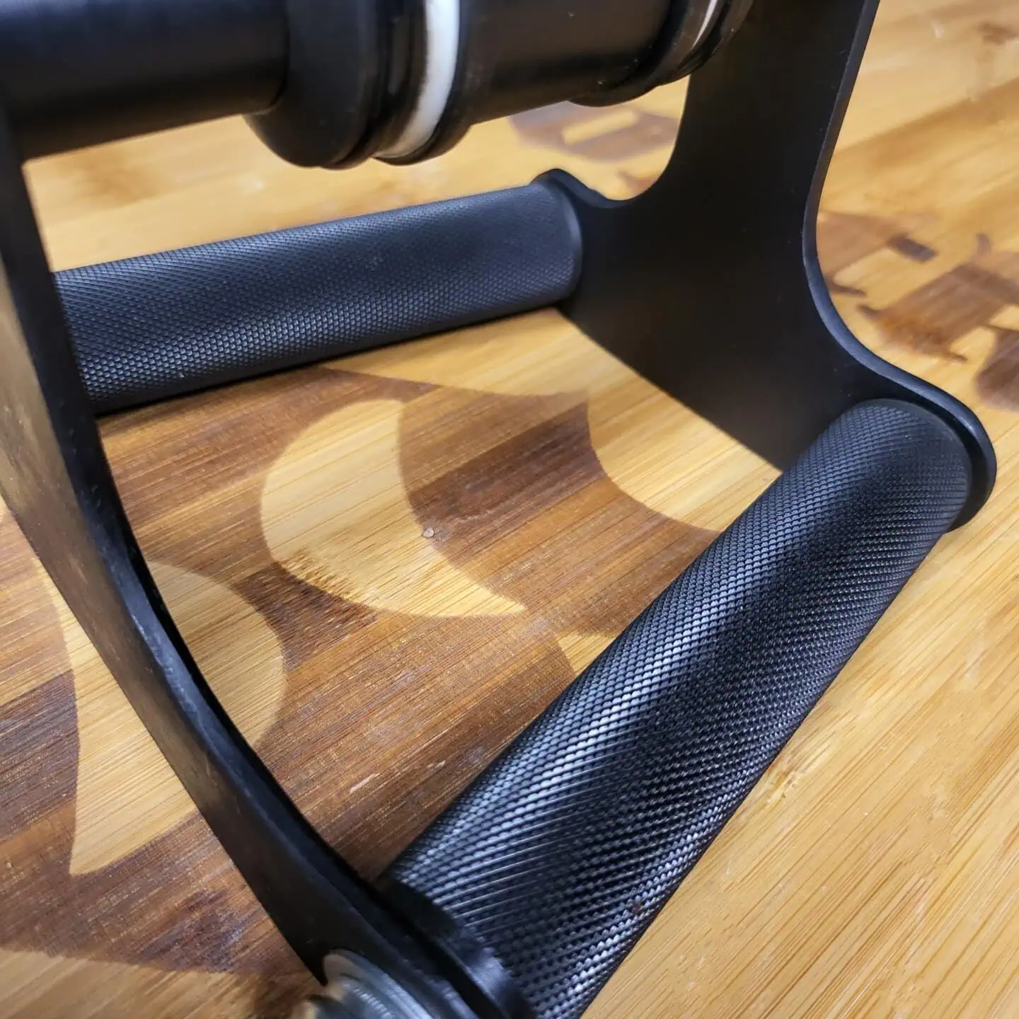 SportKraft Deluxe Taivutettu kolmiokahva, V kahva