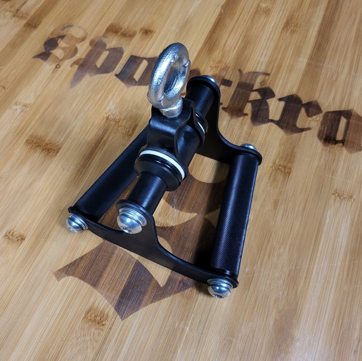 Deluxe Taivutettu kolmiokahva, V kahva