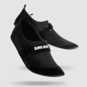 Mustat Sling Shot treenikengät valkoisella hihnalla, moderni ja urheilullinen muotoilu harmaalla taustalla.