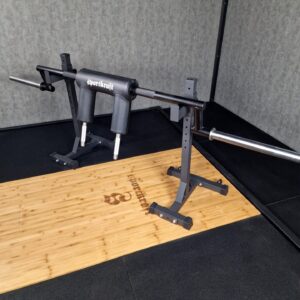 Sportkraft - Salimarkku Oy 12 SportKraft Safety Squat Bar kyykkytanko bambualustalla ja tukevassa kuntosalikehikossa.