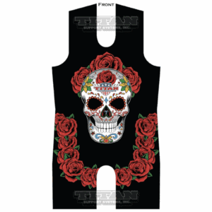 Värikäs sokerikallo ja punaiset ruusut mustalla taustalla, Día de los Muertos -tyyliin.