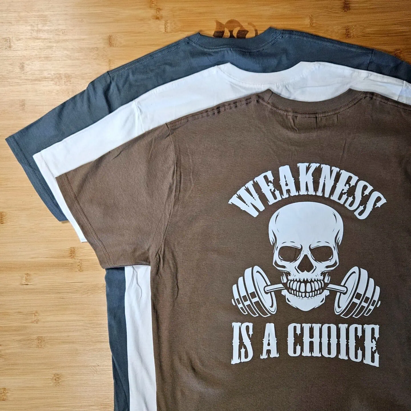 Kolme t-paitaa, yksi painoteksti.