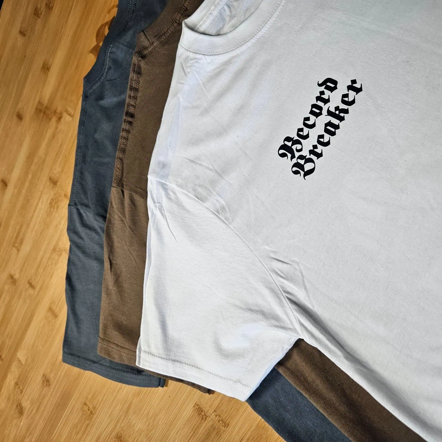 Kolme t-paitaa, yksi valkoinen.