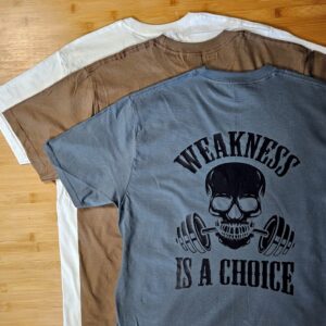 Sportkraft - Salimarkku Oy 2 Harmaa “Weakness Is a Choice” unisex T-paita kallokuvioilla, motivoiva treeni- ja vapaa-ajanpaita.