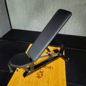 Säädettävä musta kuntopenkki bambu- ja metallirungolla kotiharjoitteluun.