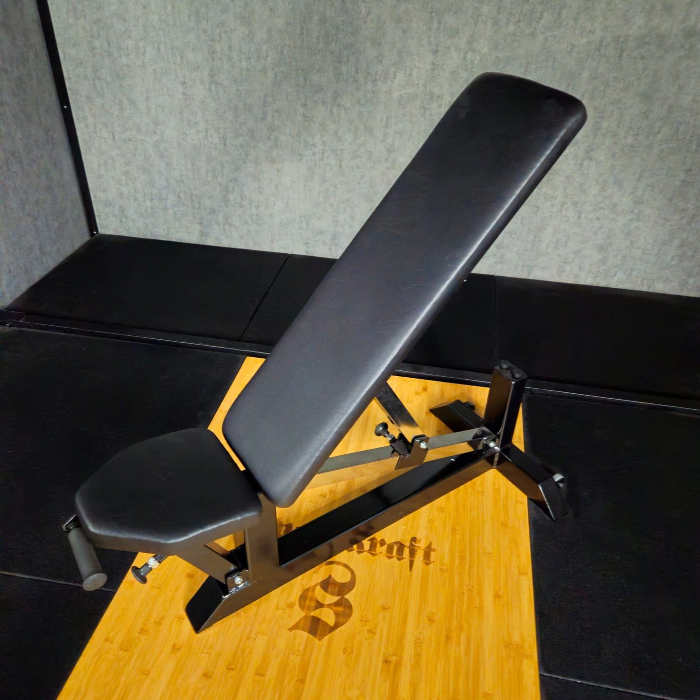 Sportkraft - Salimarkku Oy 56 Säädettävä musta kuntopenkki bambu- ja metallirungolla kotiharjoitteluun.