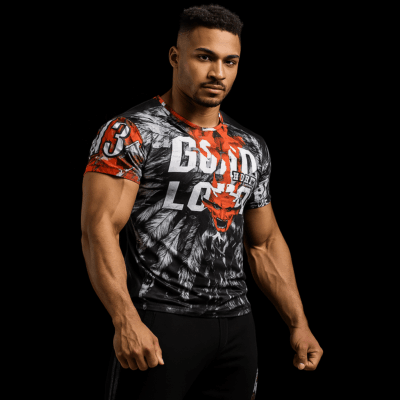 Mies vahvassa paidassa tummalla taustalla.