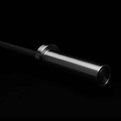 Kuntosalipainon nostotanko tummassa ympäristössä