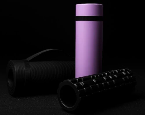 Kolme joogamattoa tummalla taustalla.