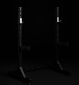 Kuntosali varusteet: musta painonnostoteline.