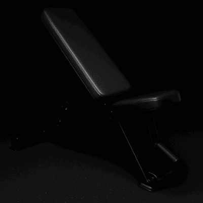 Säädettävä painonnostopenkki mustalla verhoilulla.