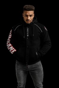 Mies mustassa hupparissa ja farkuissa