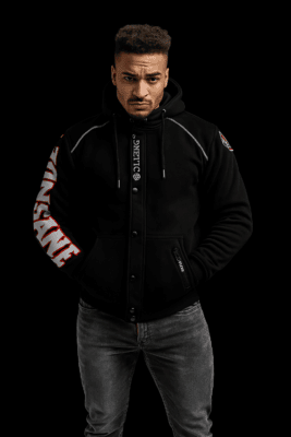 Mies mustassa hupparissa ja farkuissa