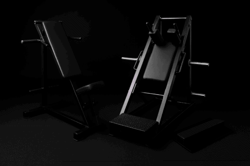 Modernit kuntosalilaitteet, vinopenkki ja jalkaprässi, mustalla taustalla tyylikkäässä valaistuksessa.