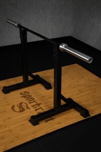 Tyylikäs painonnostoteline mustalla alustalla.