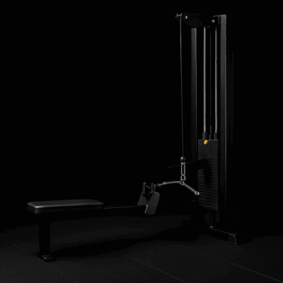 Kuntosalilaite tummassa ympäristössä