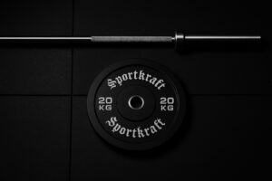 Painonnostovälineet mustalla taustalla