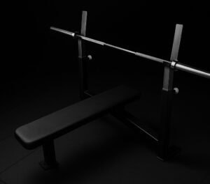 Tyhjät painonnostotelineet pimeässä