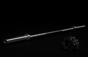 Haarapaino ja kiinnitin mustalla taustalla