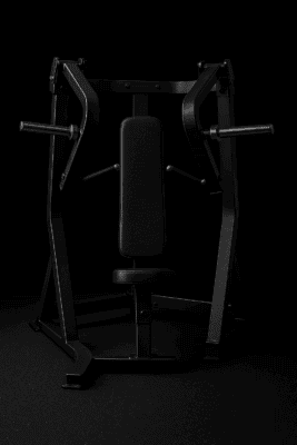 Mustanvärinen kuntosalilaite tummalla taustalla