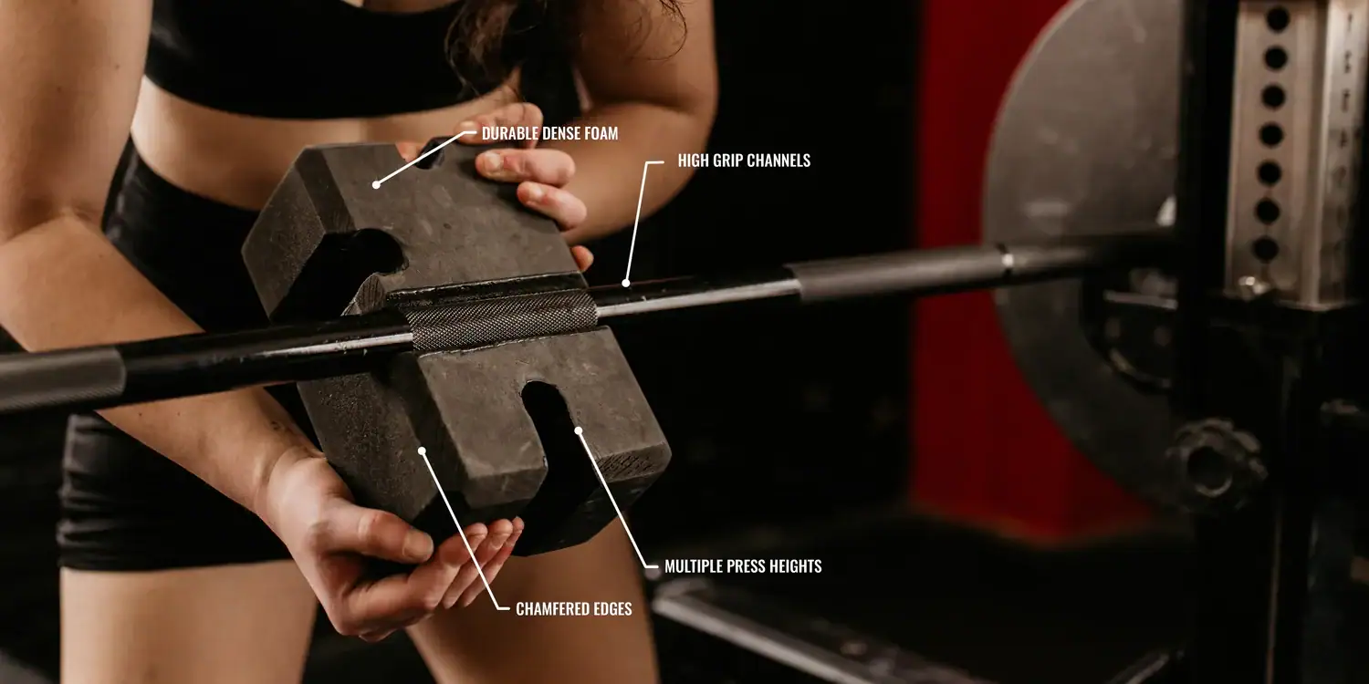 Urheilija kiinnittää levypainoa tankoon kuntosalilla, korostaen turvallista ja oikeaa painonnostotekniikkaa.