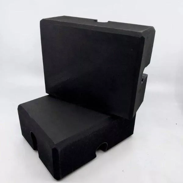 Urheilija kiinnittää levypainoa tankoon kuntosalilla, korostaen turvallista ja oikeaa painonnostotekniikkaa.