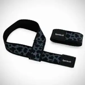 Sportkraft - Salimarkku Oy 31 SportKraftin maastokuvioiset camo vetoremmit musta-harmaalla Camo-kuosilla, toinen avattuna ja toinen taiteltuna.