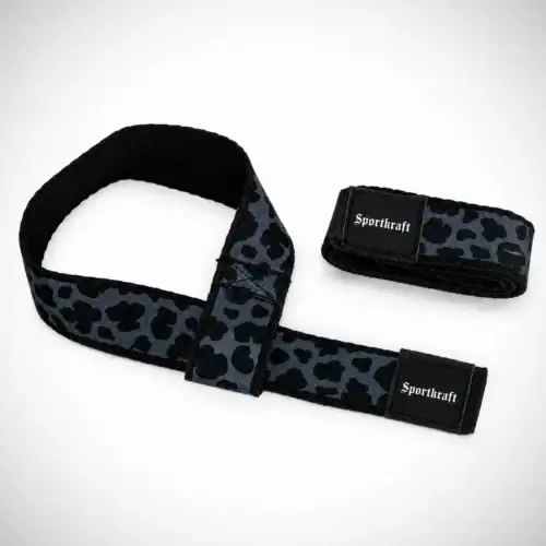 SportKraftin maastokuvioiset camo vetoremmit musta-harmaalla Camo-kuosilla, toinen avattuna ja toinen taiteltuna.