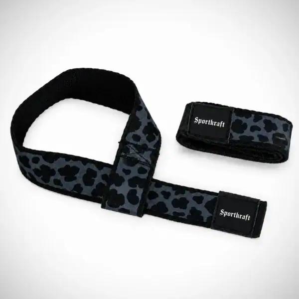 SportKraftin maastokuvioiset camo vetoremmit musta-harmaalla Camo-kuosilla, toinen avattuna ja toinen taiteltuna.